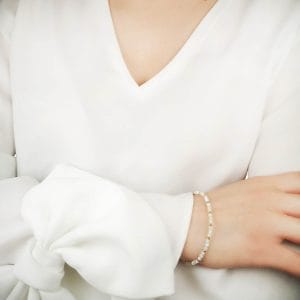 Damska bransoletka goldfilled z masą perłową założona na rękę