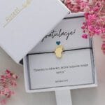 Bransoletka stópki z okazji narodzin dziecka z grawerem na sznurku pozłacana w pudełku