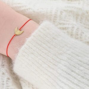 Bransoletka rogalik na sznurku pozłacana na ręce