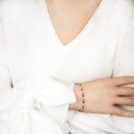 Niesamowicie stylowa damska bransoletka gold filled z rubinem lapisem lazuli i perłami ubrana na ręce