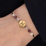 Bransoletka dla Ryb na sznurku z celebrytka i akwamarynie, kamieniem księżycowym i ametystem założona na ręce