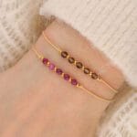 Sznurkowe bransoletki z różowym i brązowym kamieniem rubin i kwarc dymny na ręce