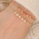 Damskie bransoletki na sznureczku z kamieniem ochronnym kwarcem na ręce