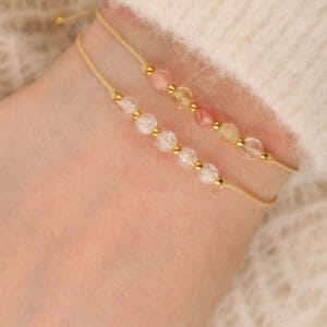 Damskie bransoletki na sznureczku z kamieniem ochronnym kwarcem na ręce