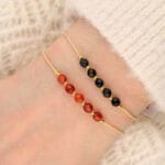 Damskie bransoletki na sznureczku z czarnym i czerwonym kamieniem onyks i agat na ręce