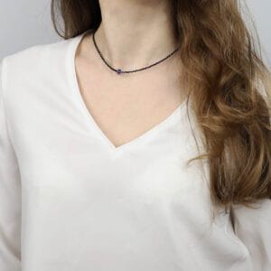 Czarny choker na szyję ze spinela z agatem niebieskim na środku ubrany na modelce