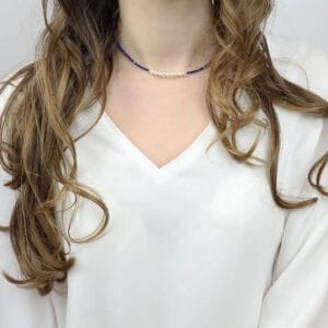 niebiesko biały choker na szyję z perłami i lapisem lazuli regulowany