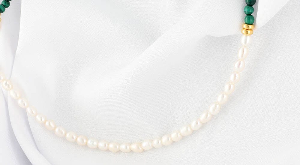 choker na szyję z białymi perłami i zielonym malachitem
