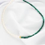 Elegancki choker na szyję z naturalnych pereł i zielonego malachitu regulowany