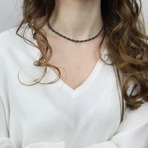 Choker na szyji z hematytem