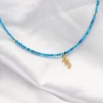 Naszyjnik z niebieskim kamieniem agatem i zawieszką w kształcie konika morskiego regulowany