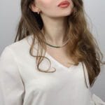 zielono biały choker na szyję z perłami i naturalnym zielonym malachitem założony na szyi