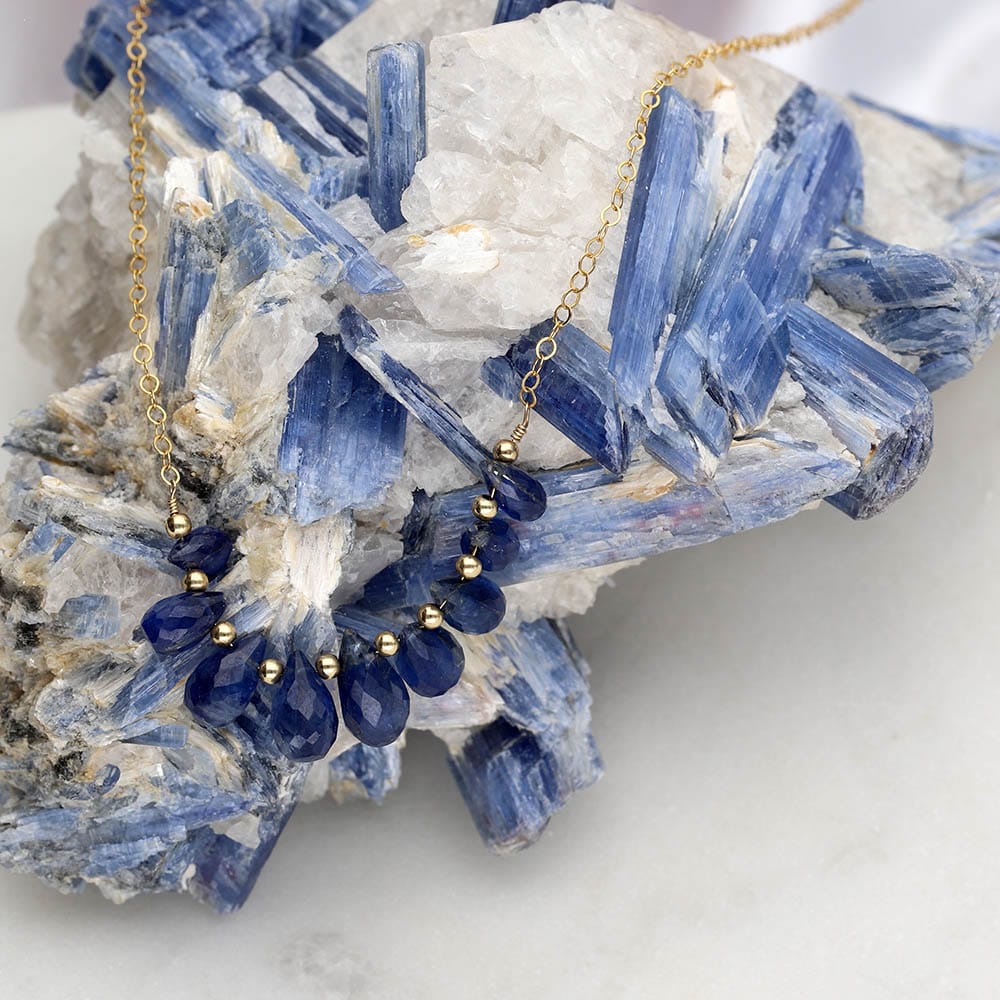 ciemnoniebieski kamień szlachetny i półszlachetny - kianit