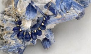 Ciemnoniebieski kamień półszlachetny i szlachetny