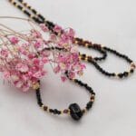 Naszyjnik z czarnym onyksem spinelem i granatem grot srebrny pozłacany na tacy