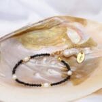 damska bransoletka czarny spinel perła pozłacana na muszli