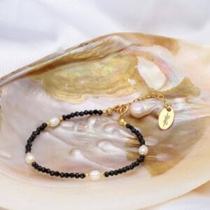 damska bransoletka czarny spinel perła pozłacana na muszli