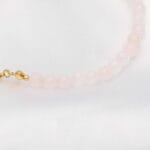 Bransoletka z różowym kwarcem i srebra pozłacanego zbliżenie na kamienie