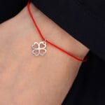 Bransoletka na szczęście srebrna z koniczynką na ręce