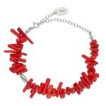 Bransoletka damska srebrna z koralem naturalnym czerwonym. Bransoletka posiada przedłużkę zakończoną blaszką z logiem Rosett