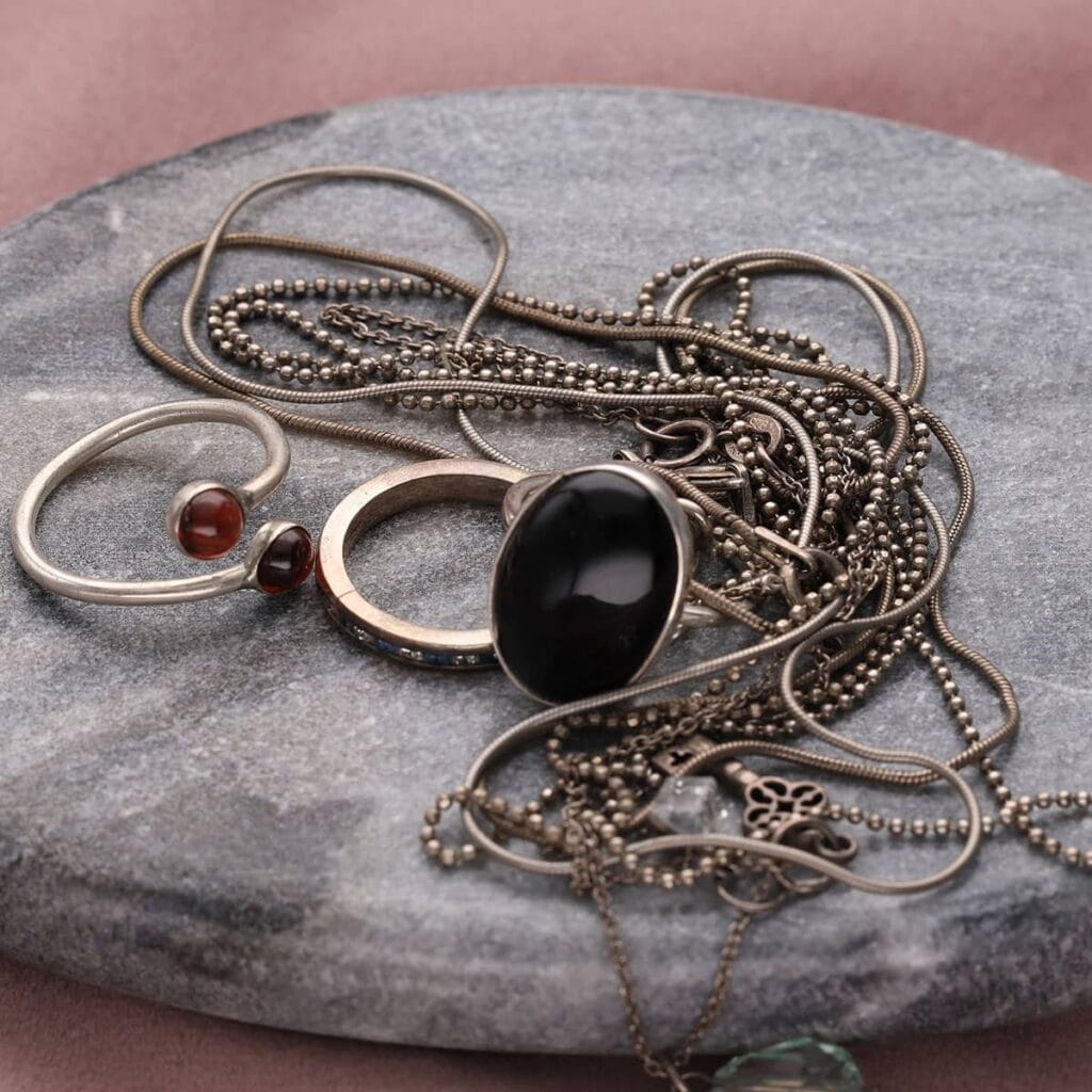 Biżuteria srebrna która poczerniała.