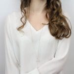 Długi naszyjnik z perłą pozłacany założony na modelce