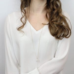 Długi naszyjnik z perłą pozłacany założony na modelce