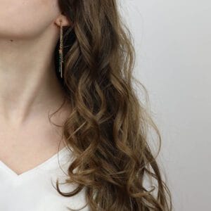 długie kolczyki wiszące z zielonym kamieniem malachitem i gwiazdką srebrne pozłacane na uchu