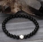 Elastyczna męska bransoletka ze srebrnym beadsem krzyż i kamieniami czarny onyks