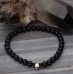 elastyczna bransoletka męska srebrna czaszka beads czarny agat SKULL MATT na marmurze Elastyczna bransoletka męska srebrna z beadsem w kształcie czaszki oraz kamieniami onyksu czarnego.