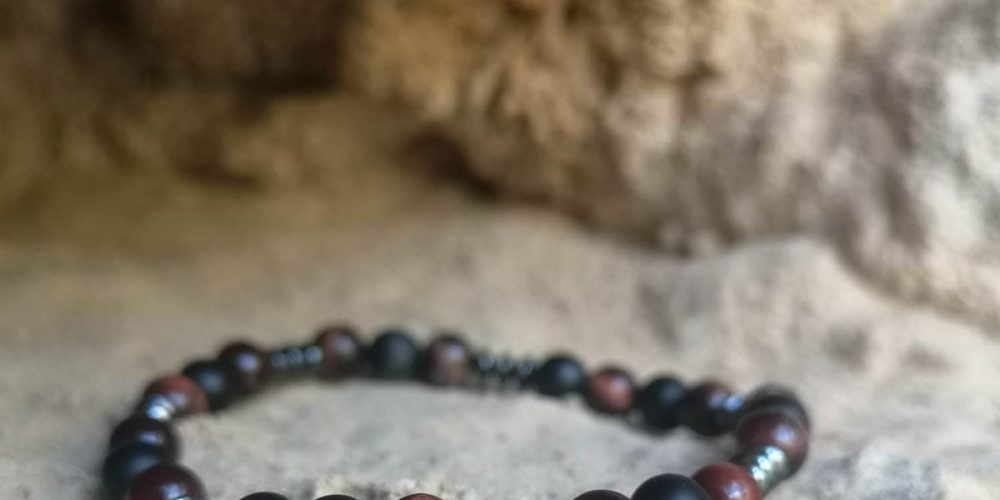 Elegancka męska bransoletka z hematytu, tygrysiego oka i agatu przy skałach