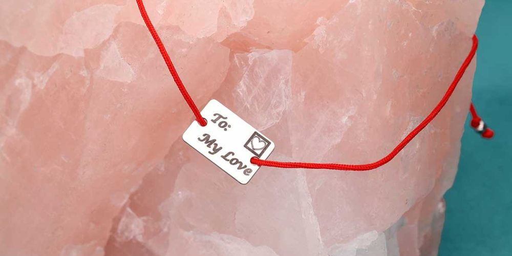 Damska bransoletka na czerwonym sznurku z celebrytką w kształcie pocztówki na kamieniu kwarcu różowego