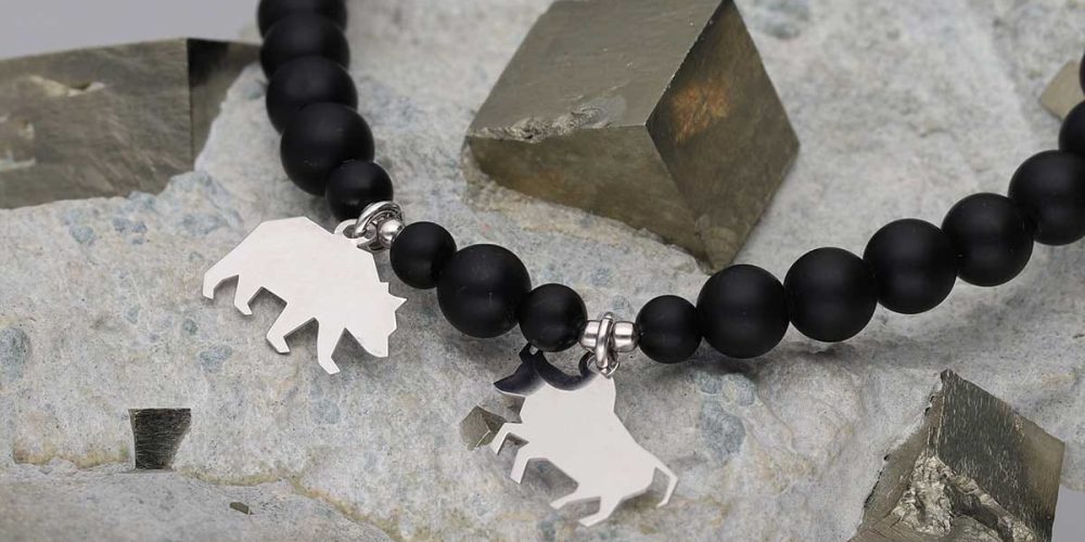 Elastyczna męska bransoletka z kulek czarnego agatu oraz srebra próby 925 z celebrytkami w kształcie niedźwiedzia i byka na pirycie