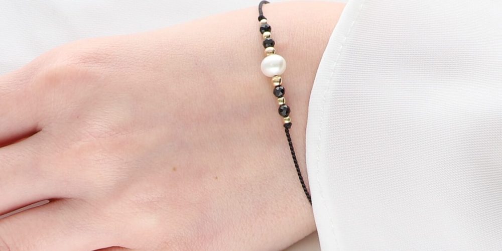 Minimalistyczna damska bransoletka srebrna pozłacana na czarnym sznurku z perłą SECRET