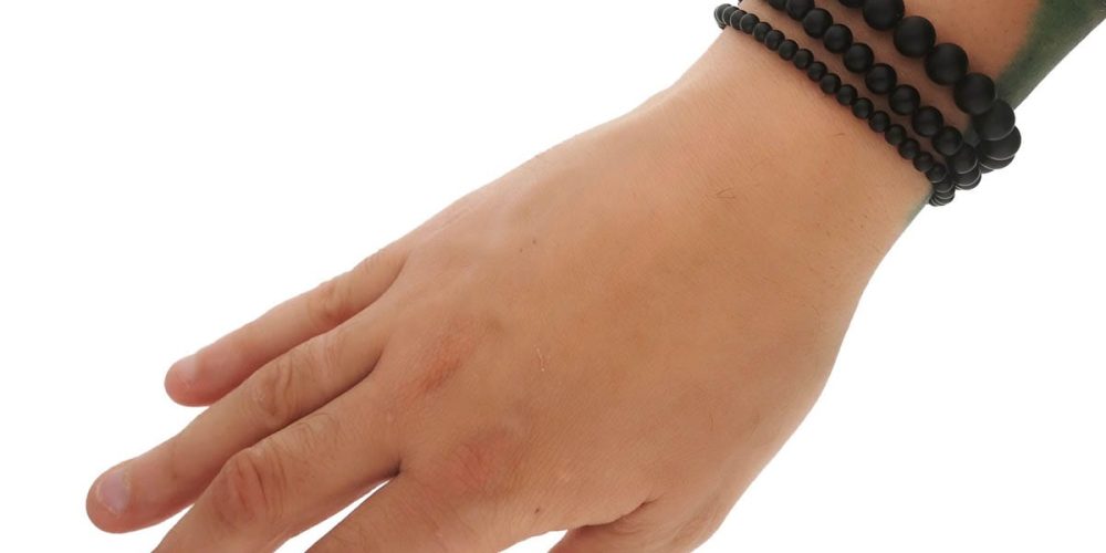 Zestaw czarnych podstawowych bransoletek męskich z matowego agatu na ręce