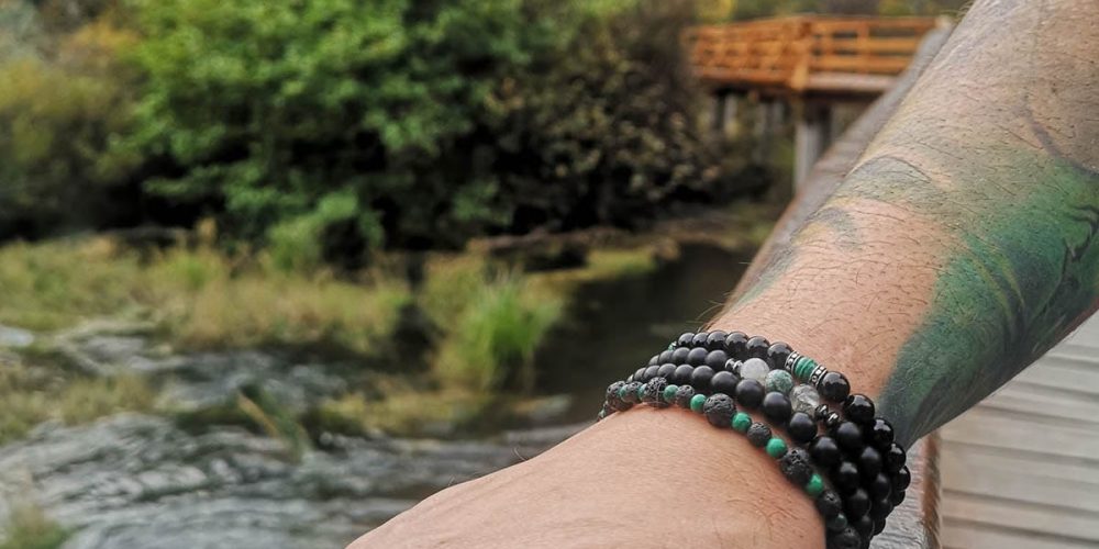 Ubrany zestaw męskich bransoletek z naturalnymi kamieniami takimi jak agat, onyks, malachit i lawa wulkaniczna