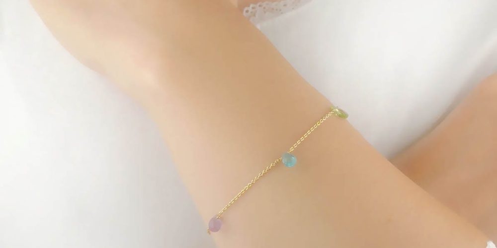 Piękna bransoletka damska na szczęście z kamieniami naturalnymi: apatytem, cytrynem, ametystem i oliwinem ubrana na ręce