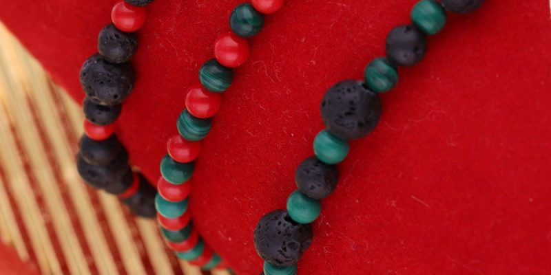trzy bransoletki męskie elastyczne wykonane z naturalnej lawy wulkanicznej, malachitu i czerwonego korala
