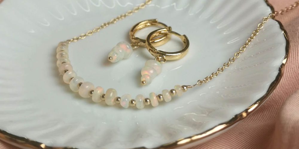 Elegancki zestaw w formie naszyjnika i kolczyków z naturalnym opalem o niesamowitej opalizacji