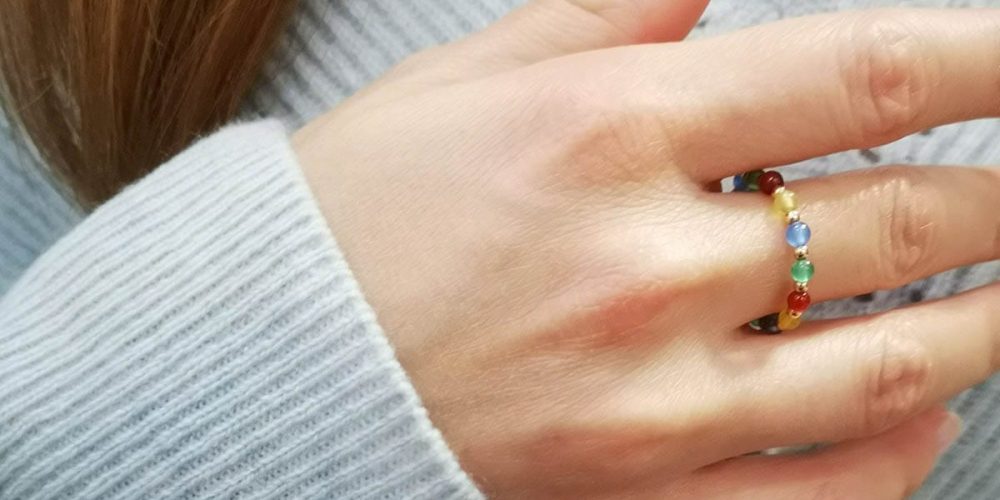 Pierścionek elastyczny gold filled z kolorowym agatem założony na palec