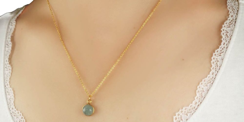 Minimalistyczny damski naszyjnik srebrny pozłacany z akwamarynem na dekolcie