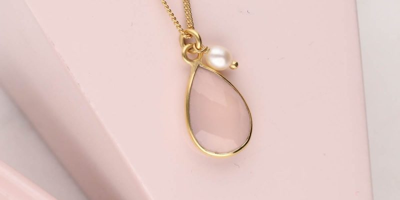 Damski naszyjnik srebrny pozłacany z kwarcem różowym w okuciu i perłą na różowym bloczku