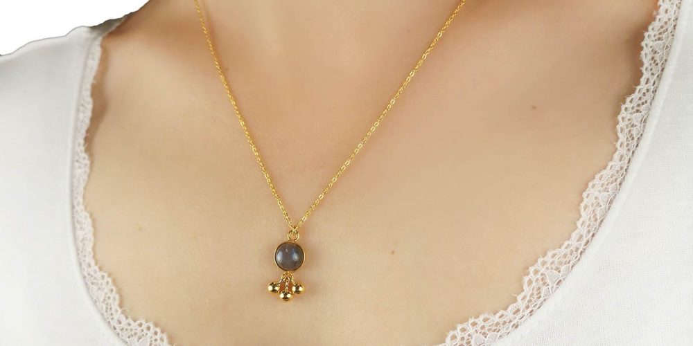 Damski naszyjnik srebrny pozłacany z labradorytem w srebrnej oprawie na dekolcie