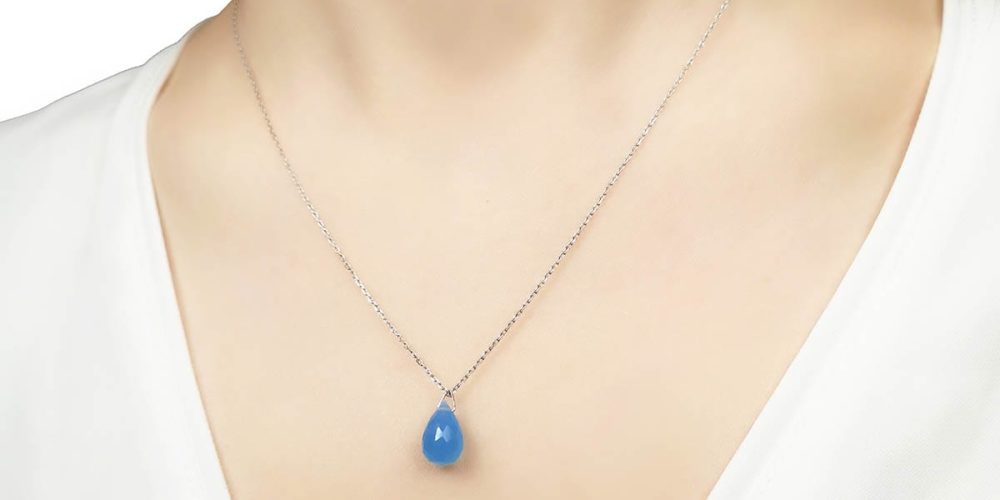 naszyjnik damski srebrny z niebieskim chalcedonem na szyi
