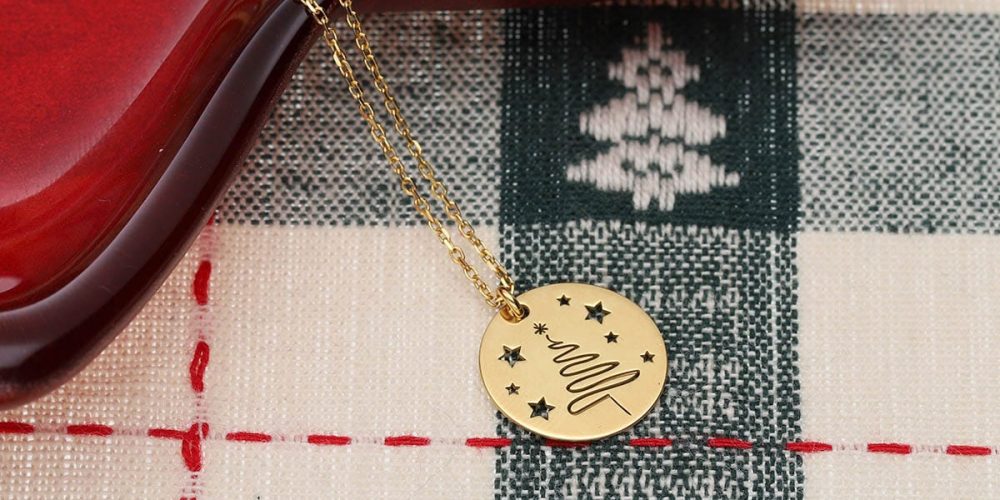 Świąteczny naszyjnik srebrny pozłacany z gwiazdkami i choinką okrągła celebrytka STARS AND TREE