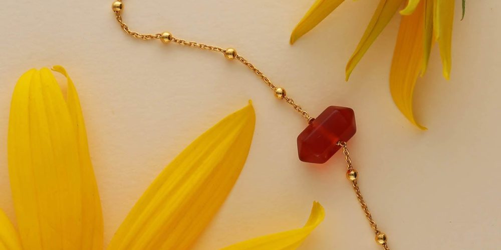 Damski delikatny srebrny naszyjnik pozłacany z pięknym czerwonym karneolem wśród żółtych kwiatów
