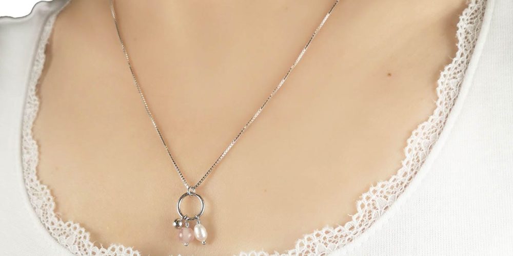 Kobiecy naszyjnik srebrny z kwarcem różowym i perłą na dekolcie