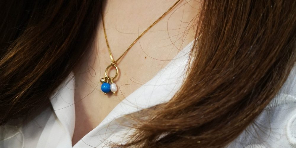 Damski naszyjnik srebrny pozłacany z turkmenitem i perłą ubrany