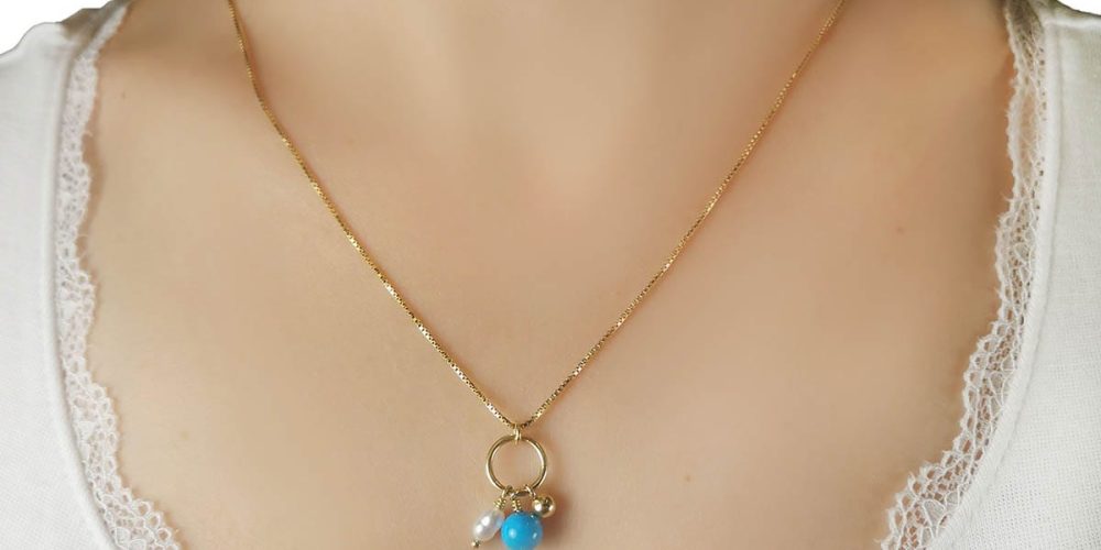 Damski naszyjnik srebrny pozłacany z turkmenitem i perłą na dekolcie