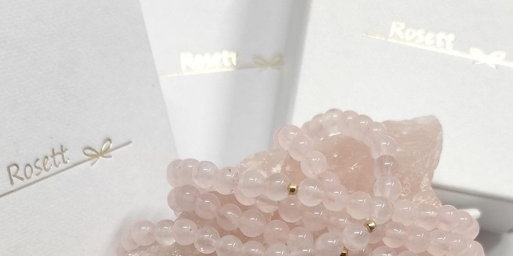 Kwarc różowy i opakowania do których pakowana jest biżuteria Rosett